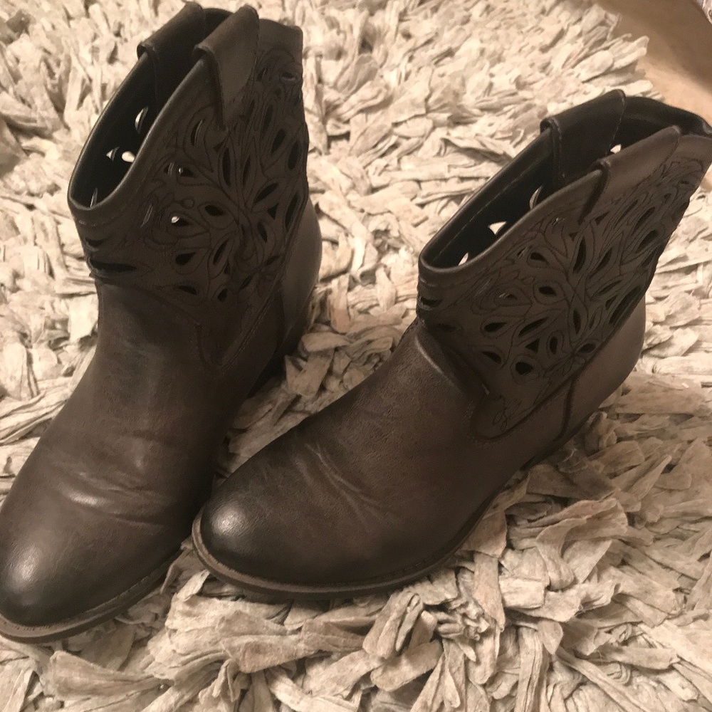 Arizona Jeans Company Cut-Out Ankle Boots